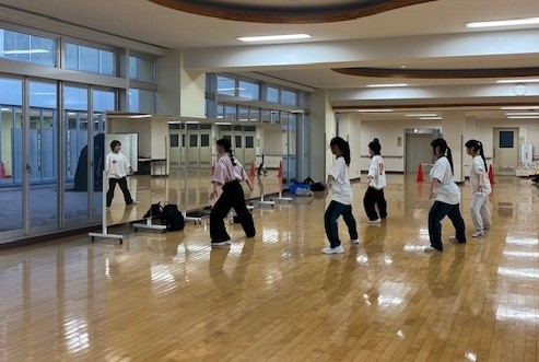 ① (004)
